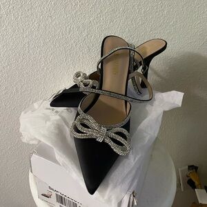 Black bow shoes with diamonds